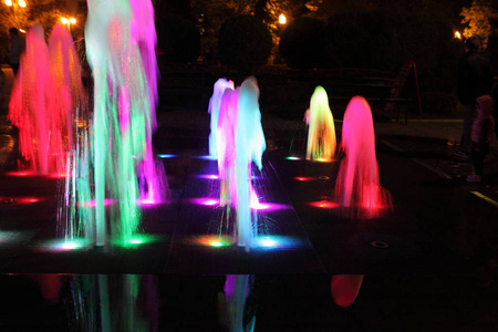 晚上喷泉在度假村林荫大道上图片