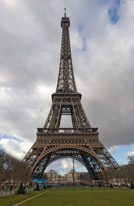 巴黎市中心的埃菲尔铁塔