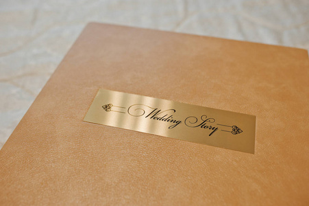 棕色盒子的婚礼相册或相册图片
