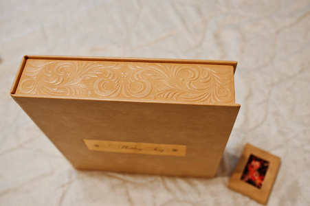棕色盒子的婚礼相册或相册图片