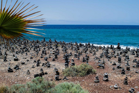 西班牙加那利群岛 canadje, costa adeje 的 tenerife 海滩上的 cunn 岩石鹅卵石