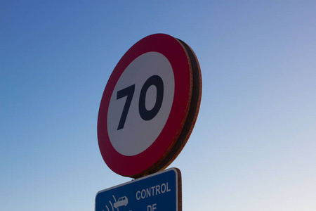 每小时70英里的限速标志圆红色.道路照片