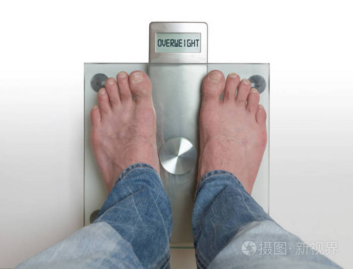 人的脚上体重秤超重