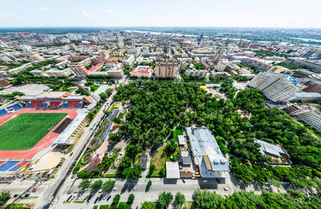 与空中城市景观 十字路口 道路 房屋 建筑物 公园及停车场。阳光灿烂的夏天全景图像