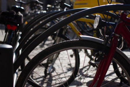 自行车停车场。一组自行车。城市中的租赁对象