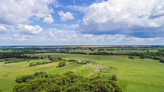 从高度在 6 月，俄罗斯的农村景观