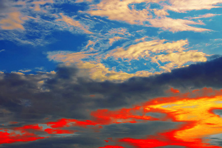 如诗如画日落色彩斑斓的天空，美丽的云彩