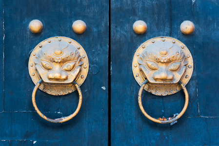 两条龙中国黄金有色的门环上蓝色的裂纹