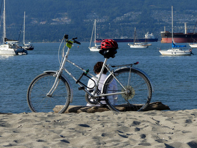 背景女性由 ciclist 休息阳光明媚的海滩