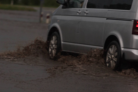 在一场大雨淹没的城市道路上的汽车交通