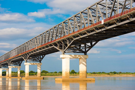在曼德勒，缅甸，缅甸的伊洛瓦底江的钢桥。复制文本的空间