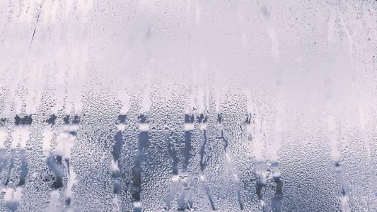 在雨季玻璃上的雨滴