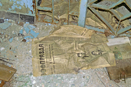 旧报纸在切尔诺贝利区学校废弃的建筑里。切尔诺贝利灾难