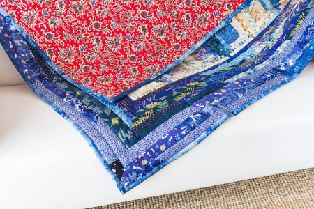 绗缝 内政 文化 爱好 激情 手工概念   用各种花朵 叶子 蜻蜓和瓢虫装饰明亮多彩多姿的毛毯