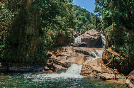 在 Itatiaia 公园，海拔高度在森林的小瀑布泻湖的视图