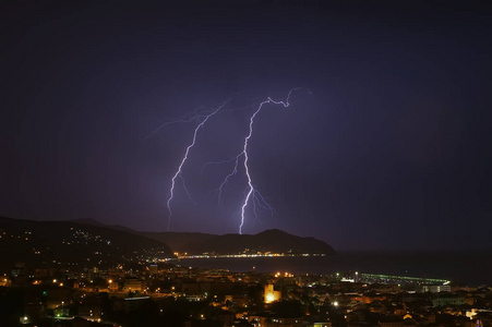 闪电和雷雨华侨城海湾Chiavari意大利