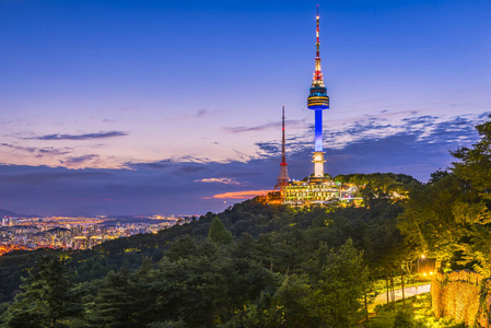城市景观韩国,在韩国首尔南山塔首尔塔,在韩国的南山塔首尔塔与黄红秋