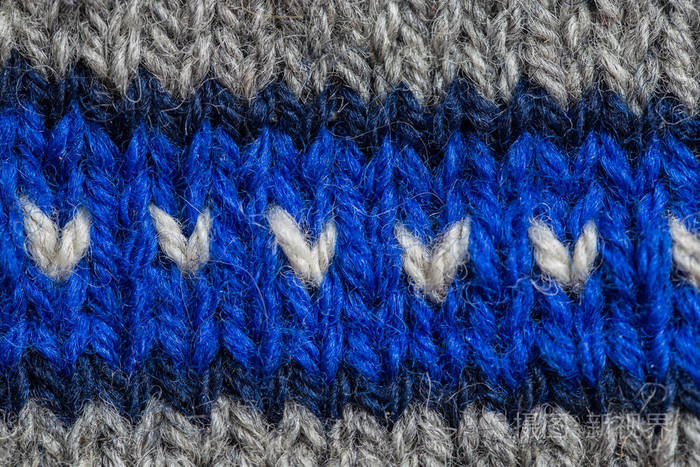 美丽的特写镜头的手温暖和柔软羊毛针织物的模式.