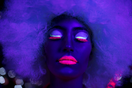 发光紫外线霓虹灯迪斯科女性网络娃娃机器人电子玩具