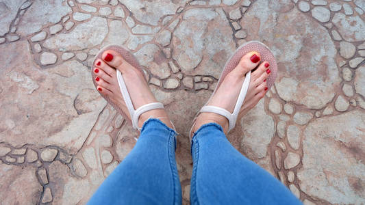 脚上特写穿着凉鞋和蓝色牛仔裤在瓷砖上在无缝模式 3 可爱恐龙女子