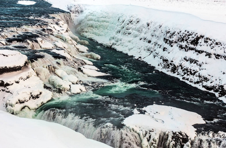 冰天雪地中的 gullfoss 瀑布