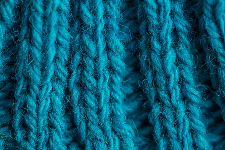 美丽的特写镜头的手温暖和柔软羊毛针织物的模式.