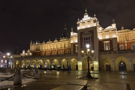晚上的纺织会馆在波兰克拉科夫老城建筑立面