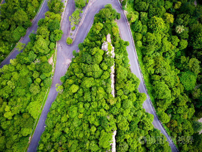 山区道路森林景观鸟瞰图