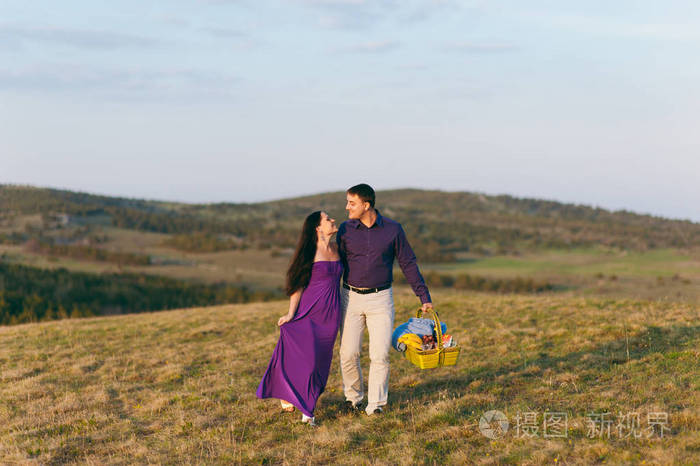 夫妇在山区在野餐的爱情