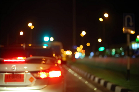 夜灯的交通汽车在城市大街上，抽象模糊
