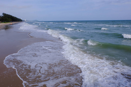 梅拉姆丰海滩沙滩上的海浪