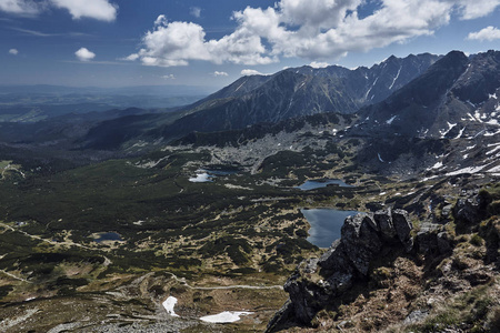 波兰塔特拉斯山脉的湖泊和岩石峰