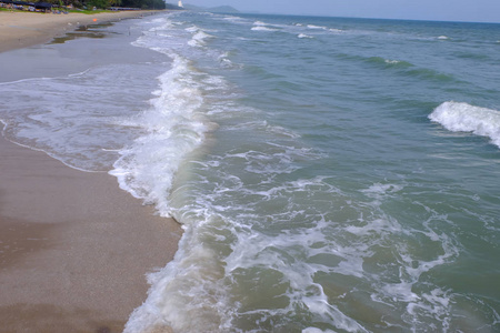 美丽的海滩和撕裂电流的危险