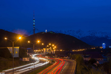 阿拉木图市夜景，角心存山。晚上在灯步道