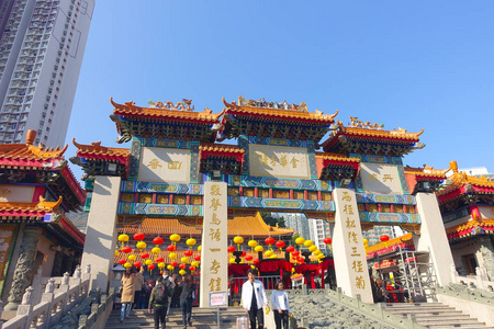 中国香港-2017 年 1 月 22 日: 大群人在香港黄大仙庙门的输入照片