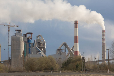 制造厂三个水泥管道脏污水从破裂的管道进入地面排出水泥会造成污染