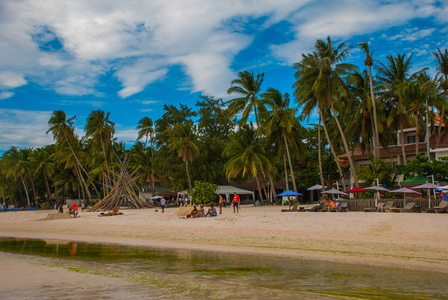 美丽的棕榈树白色的沙滩上。菲律宾长滩岛岛