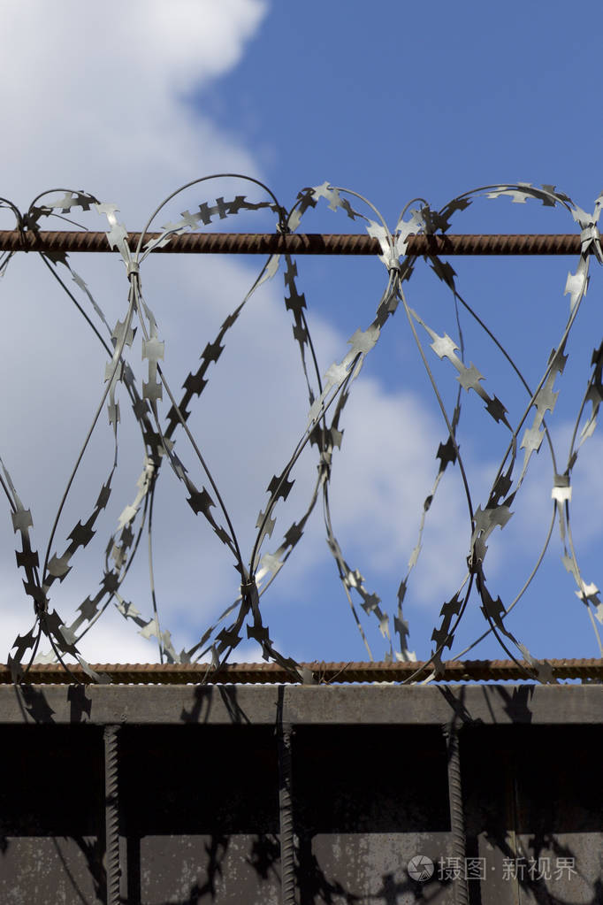 铁丝网缠绕在栅栏顶端俄罗斯