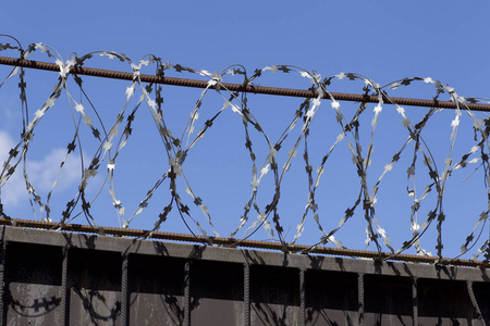 铁丝网缠绕在栅栏顶端俄罗斯照片