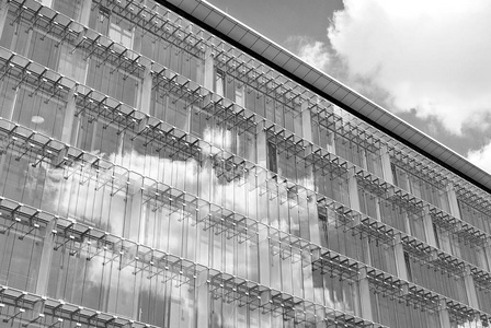 现代的建筑。现代化的办公大楼的玻璃幕墙。黑色和白色