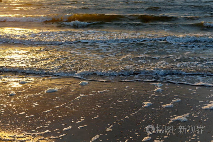 日落时波罗的海的温和波浪