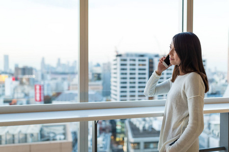 浅谈移动电话的女人