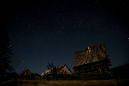 月亮星辰夜空布满了星辰,乡村景观与木村庄照片