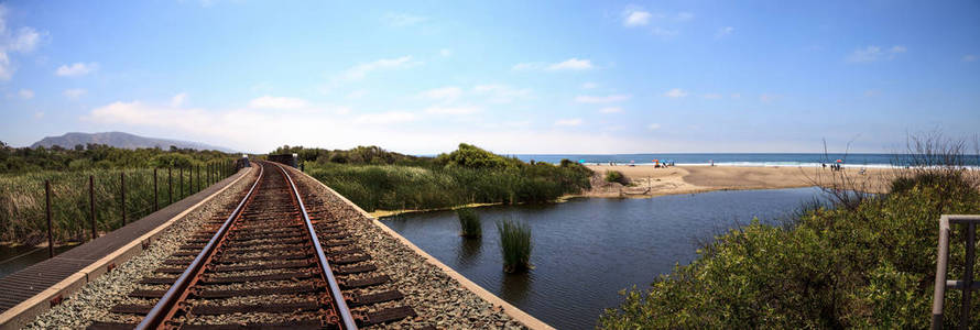 火车轨运行通过圣克莱门特州立海滩