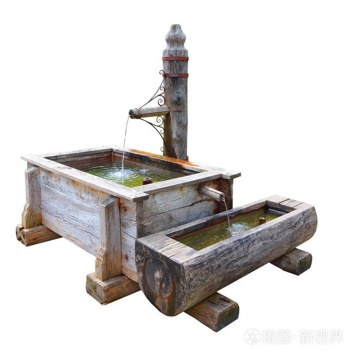粗糙的木井溅水隔离在白色背景上喷泉作为饮用水的来