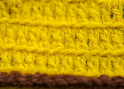 彩色羊毛纱手做的钩针图案美丽特写镜头。柔软和温暖天然羊毛。模式的羊毛