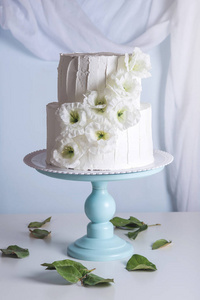 用花来装饰的白色双层床婚礼蛋糕