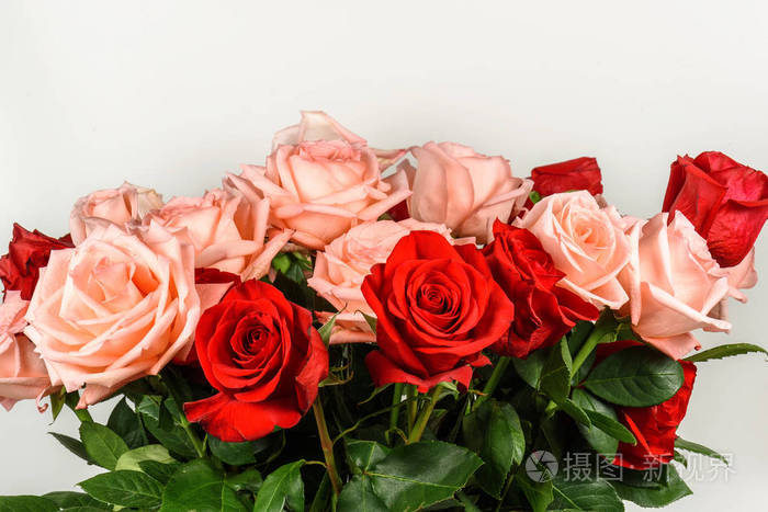 粉红色和红色玫瑰的花束