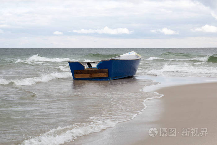 在空旷的海滩，在克里米亚半岛上的木船