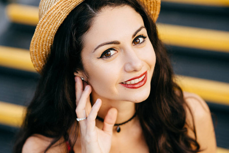 带黑帽子的时尚女人关闭了画像的黑发女子看着她的黑眼睛,红色涂的